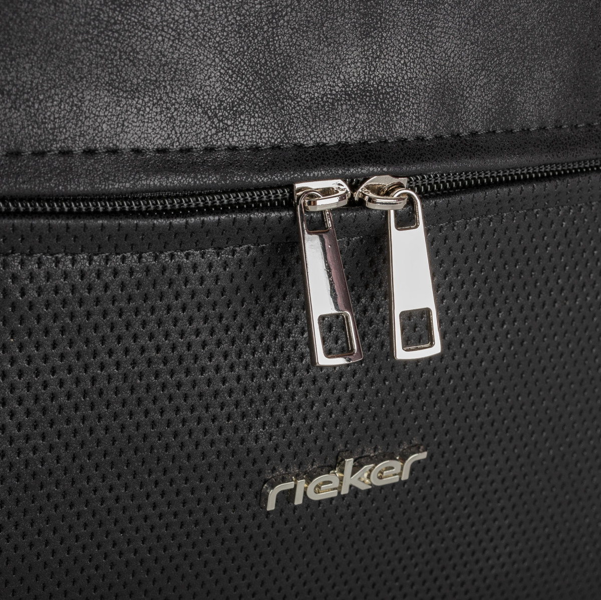 detail Dámská kabelka RIEKER C0092-021-T14 černá S3